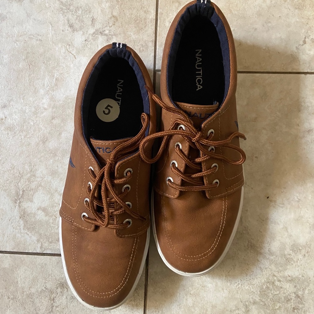 Boys Sz 5 Nautica Shoes